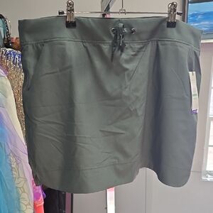 GAIAM Urban Chic Skort in Gray